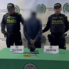 Hombre capturado en medio de dos policías
