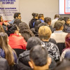 Asistente a la Unidad Móvil de Empleo con asesor de la Agencia Pública de Empleo.