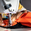 Persona utilizando una maquina de coser 