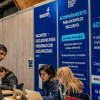 Participante en la Megaferia de Empleo junto a funcionarias de la Alcaldía de Bogotá