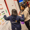 Funcionaria de la Alcaldía de Bogotá guiando a participante de la Meferia de Empleo