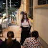 Ciudadanos participando del recorrido 'Fantasmas de La Candelaria' junto al guía.