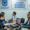 Persona mayor de 50 años acudiendo a los servicios de la Secretaría Distrital de Desarrollo Económico