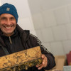 Freddy Afanador con una de sus creaciones en el Centro de Cuidado Transitorio Los Caminantes