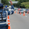 Foto de un agente de tránsito en una vía de Bogotá