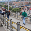 Foto de una calle de la ciudad de Bogotá donde se ven personas y buses