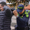 Foto de un uniformado de la Policía de Bogotá requisando a una persona durante la intervención en el parque Bellavista de Kennedy en Bogotá.