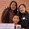 Foto de una familia graduada de Kennedy en cuidado y la protección de niñas, niños y adolescentes en Bogotá.