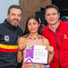 Alcalde Carlos Fernando Galán con mujer de la Localidad de Santa Fe que recibió licencia de conducción