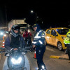 Foto de policías en puesto de control sobre restricción de circulación motociclistas en Bogotá durante Halloween 2026