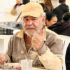 Hombre de la tercera edad en un comedor comunitario de la ciudad
