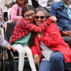 Foto de una niña abrazando a una mujer 
