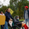 Foto de una mujer en silla de ruedas 