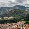 Foto de viviendas en Bogotá y de fondo los Cerros Orientales.