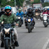 Foto de motociclistas circulando en vías de Bogotá.