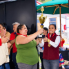 Foto de una mujer con un trofeo 