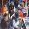 Imagen de cámaras de seguridad que evidencian el ingreso de los tres capturados al restablecimiento en Fontibón con armas de fuego. 