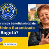Foto de una mujer beneficiaria de Ingreso Mínimo Garantizado revisando su celular.