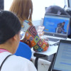 Personas navegando en la plataforma Conéctate y Crece