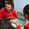 Alcalde Carlos Fernando Galán con beneficiados por el programa Conexión Social