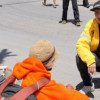 Funcionario del IDIPRON con personas en habitabilidad de calle