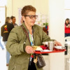 Foto de una mujer en un comedor comunitario en Bogotá.