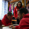 Foto del alcalde Carlos Fernando Galán junto a la familia de María del Carmen Zabala durante la entrega de computadores del programa 'Conexión Social'.