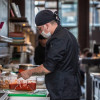 Hombre trabajando en un restaurante en Bogotá