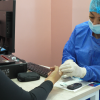 Foto de una doctora atendiendo una paciente mujer 