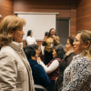 Foto de dos mujeres viendose fijamente 