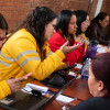 Foto que muestra personas hablando 