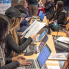 Personas asistiendo a una de las ferias de empleo promovidas por la Secretaría Distrital de Desarrollo Económico 