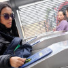 Foto de una mujer accediendo a una estación de TransMilenio en Bogotá.