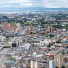 Vista panorámica de Bogotá con edificaciones de diferentes alturas, vías principales y zonas densamente urbanizadas para referenciar el pronóstico del tiempo y estado del clima.