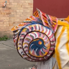 Foto de un niño con un disfrazado de caracol 