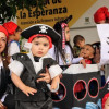 Niñas y niños con sus padres celebrado halloween
