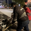 Foto de un grupo de funcionarios de la Alcaldía de Bogotá, realizando retiro de residuos en inmediaciones al Canal Comuneros.