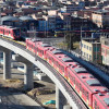 Foto de dos trenes de la Línea 1 del Metro de Bogotá, circulando sobre el viaducto.