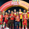 Foto del alcalde de Bogotá con deportistas jovenes 