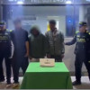 Foto de los hombres capturados en Suba, al noroccidente de Bogotá, juntoa uniformados de la Policía.