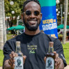 Comerciante enseñando dos botellas de viche.