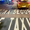 Foto de un taxi en una vía de Bogotá