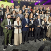 Foto que muestra personas sonriendo con un trofeo en las manos