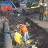 Foto que muestra operarios del acueducto reparando una tubería 
