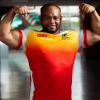 Foto de deportista de parapowerlifting mostrando su entrenamiento físico portando la camiseta del Equipo Bogotá color naranja.