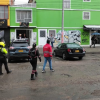 Foto de un operativo contra el mal parqueo en Bogotá se ven carros y personas