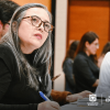 Foto que muestra una mujer hablando 