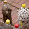 Foto que muestra una botella llena de colillas de cigarrillo 