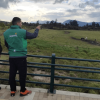 Grupo del IDPYBA y Policía Nacional en campo con caballos al fondo donde se atendió caso de presunto maltrato a equino en la localidad de Usaquén.