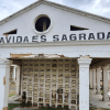 Imagen de los columbarios con la frase en letras 'la vida es sagrada'